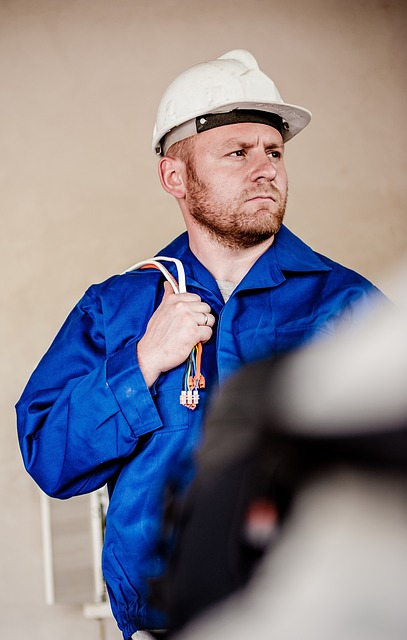 elektrikář při práci